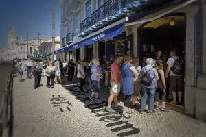 The crowded entrance to Fabrica Pasteis de Belem, Lisbon