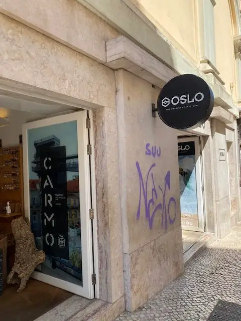 This storefront houses a secret elevator that goes to the Carmo Rooftop Bar and Largo do Carmo.