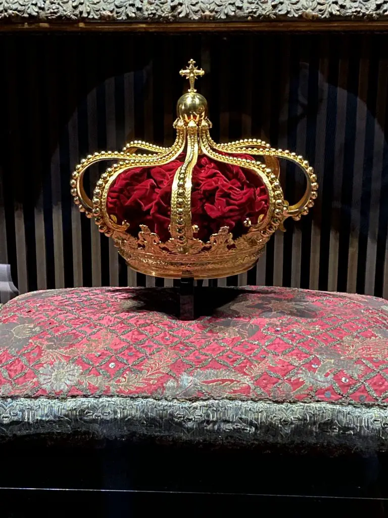 Portuguese royal crown, red velvet and gold