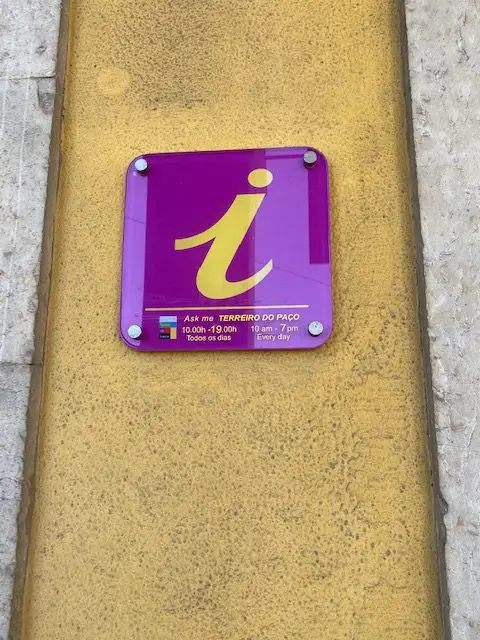 Sign for tourist info0rmation at Lisbon's Praça do Comércio