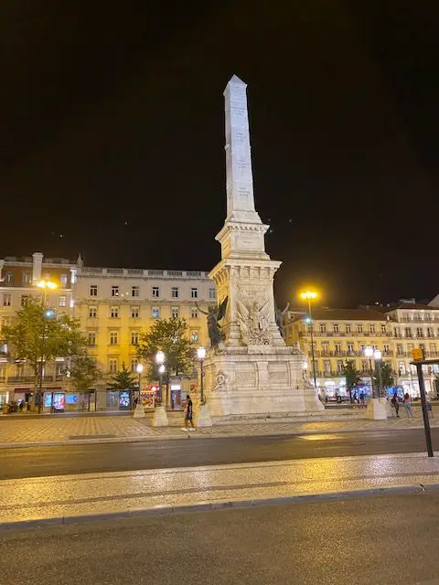 Lisbon's Monumento aos Restauradores at night