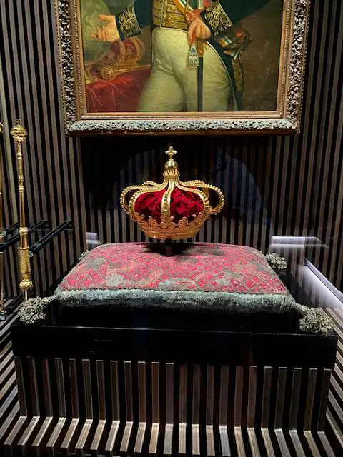 Royal Crown and Sceptre of the Armillary, both created by António Gomes da Silva