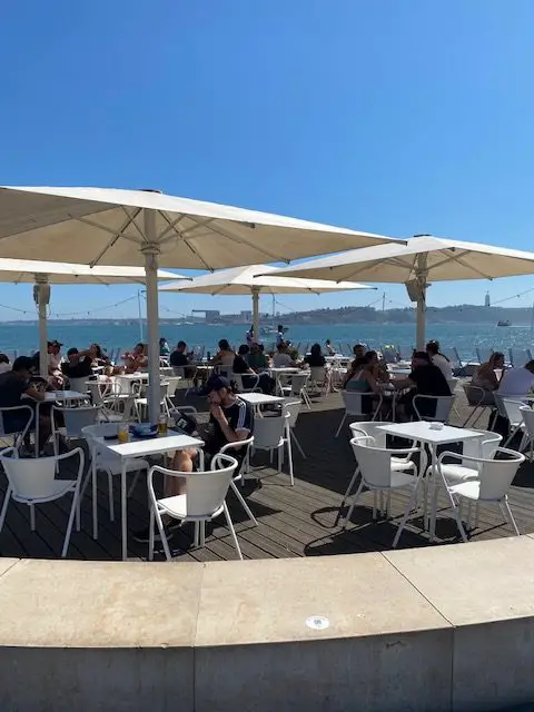 Quiosque Ribeira das Naus sits on the Tejo River.  it is a great place to sip a drink on a warm summer day.