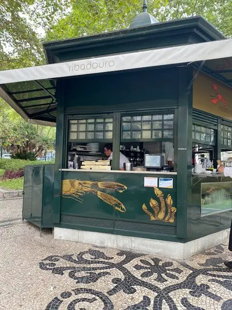 Quiosque Ribadouro kiosk selling wine, beer, sangria, coffee, and snacks at their kiosk and terrace in the middle of Libon's Avenida da Liberdade