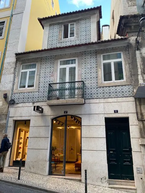 Small, tiled facade, address unknown, Lisbon