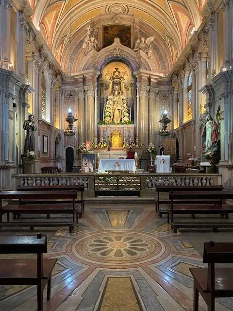 Main alar of Lisbon's Igreja de Santo António Church.