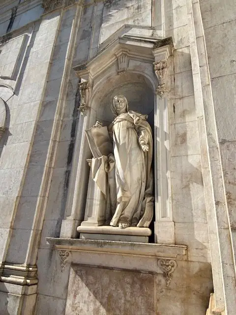 Statuary inthe facade of Lisbon's Estrela Basilica