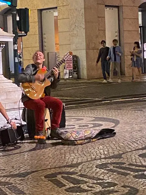 An amazing Argentine Street musician entertains hundreds of people on the street at Lisbon's Largo Luís de Camões square