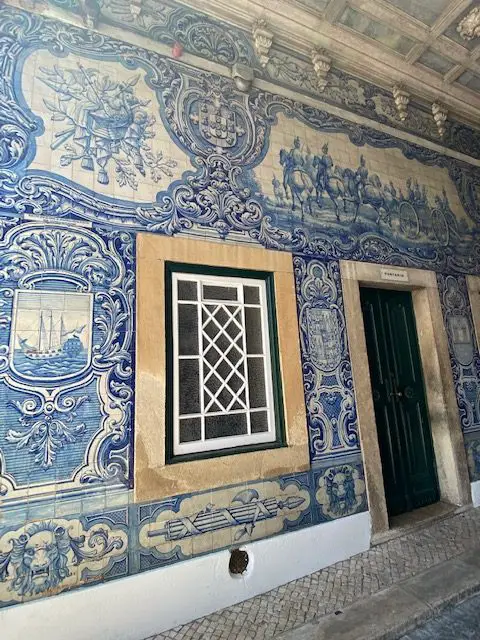 This tiled façade was possibly a guardhouse at one of the gates when the Military Museum of Lisbon 's home was previously the Royal Arsenal of the Portuguese Army.