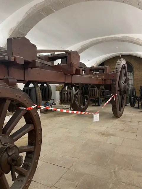 This is the carriage that was used to haul the columns and other pieces in the assembly of Lisbon's Rua Augusta Arch at Praça do Comércio.  Today, the carriage is housed in the Military Museum of Lisbon