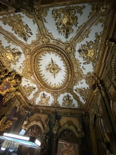 This gold and white ceiling is located at the Museu Militar de Lisboa (The Military Museum of Lisbon)