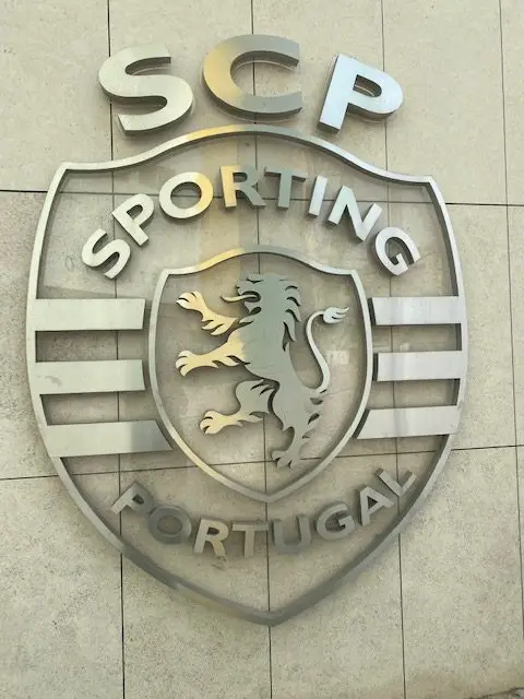 The crest of Sporting Clube de Portugal displayed on the wall of José Alvalade Stadium