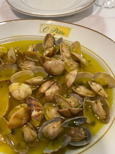 Clams bulhão pato are a favorite local dish at Lisbon's O Pitéu