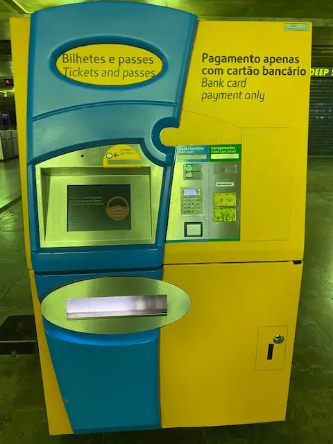 The blue and green vending machines in the Lisbon Metro stations sell Viva Viagem transport passes as well as tickets for one ride only